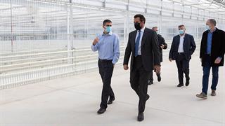 Ο Υφυπουργός Ανάπτυξης και Επενδύσεων Χρίστος Δήμας στις εγκαταστάσεις της φαρμακευτικής εταιρίας TIKUN Europe