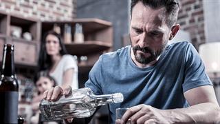 Πώς να βοηθήσουμε έναν γνωστό με εξάρτηση από το αλκοόλ