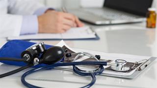 Υπουργείο Υγείας: Από τον Μάιο η συνταγογράφηση σε δημόσιες δομές για τους ανασφάλιστους
