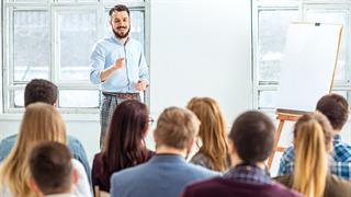 Η Πανελλήνια Ένωση Φαρμακοβιομηχανίας εκπαιδεύει νέους επιστήμονες