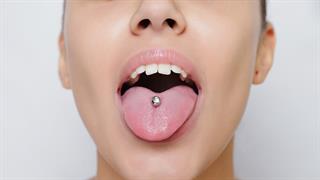 Το piercing στη γλώσσα και στα χείλη βλάπτει τα δόντια και τα ούλα