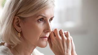 Αλλαγές στον εγκέφαλο συνδέουν την εμμηνόπαυση με μεγαλύτερο κίνδυνο Alzheimer