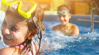 Μάτια: Οι κίνδυνοι στις πισίνες και στα υδάτινα πάρκα
