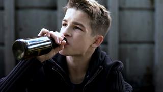 Το να πίνει αλκοόλ μόνος ο έφηβος είναι σημάδι μελλοντικών προβλημάτων με την ουσία