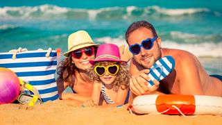 Διακοπές στην παραλία με κριτήριο το χαμηλό κόστος επιλέγουν φέτος οι Έλληνες