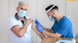 Συστάσεις ECDC - ΕΜΑ για τον εμβολιασμό κατά της COVID το φθινόπωρο - Τι ισχύει με τα νέα εμβόλια