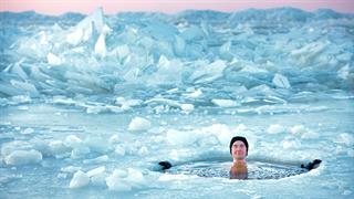 Η βουτιά σε παγωμένο νερό ενδεχομένως απαλλάσσει από το ‘’κακό’’ σωματικό λίπος