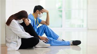 Ειδικευόμενοι γιατροί: Οι πολλές ώρες εργασίας αυξάνουν την κατάθλιψη [μελέτη]