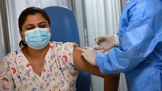 Παρενέργειες από το εμβόλιο της CoViD, με βάση φύλο, κάπνισμα, ηλικία και υποκείμενα νοσήματα [πίνακας]