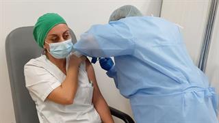 Πλεύρης: Υπό εξέταση συνολικό πρωτόκολλο για τον εμβολιασμό των υγειονομικών