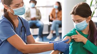 Βραχύβια προστασία από το εμβόλιο κατά της Όμικρον σε παιδιά και εφήβους [μελέτη]