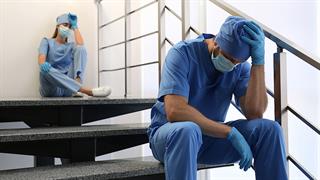 Ο παγκόσμιος ιατρικός σύλλογος προειδοποιεί για την επαγγελματική εξουθένωση των νέων γιατρών