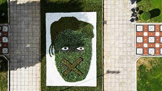 Μορφή κακοποιημένης γυναίκας στο πράσινο της πλατείας Αριστοτέλους