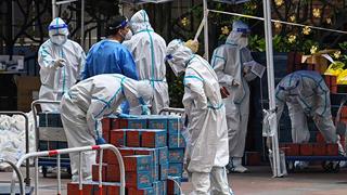 Η Κίνα ανοίγει τα σύνορα, καταργεί την καραντίνα για ταξιδιώτες