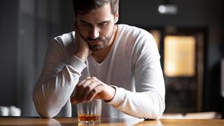 Το αλκοόλ είναι πιθανό να επιταχύνει την εξέλιξη της νόσου Alzheimer [μελέτη]
