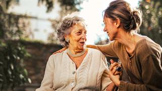Ζουν περισσότερο οι ηλικιωμένοι με συχνές κοινωνικές επαφές