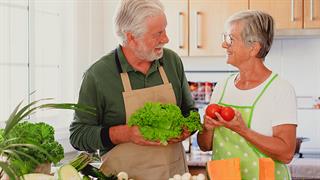 Λιγότερα σημάδια Alzheimer στον εγκέφαλο ανθρώπων που τρώνε πράσινα φυλλώδη λαχανικά