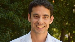 Θ. Κελεσίδης: Ο αναπληρωτής καθηγητής του UCLA που ερευνά χρόνιες επιπλοκές HIV και CoViD