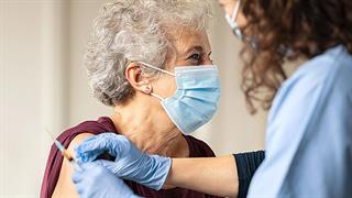 Σύσταση του FDA για δεύτερη αναμνηστική δόση έναντι της Όμικρον σε ομάδες υψηλού κινδύνου