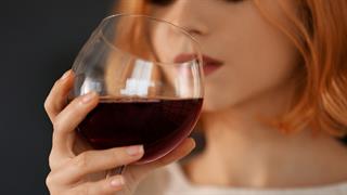Πώς συμβάλλει το αλκοόλ στον χρόνιο πόνο