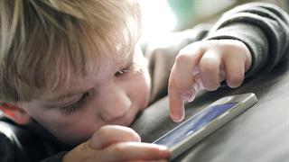 Οι οθόνες των κινητών και η πανδημία της μυωπίας στα παιδιά
