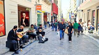 Κοινωνικά αποκλεισμένος 1 στους 7 'Ελληνες - 3 στους 5 ικανοποιημένοι από τη ζωή τους