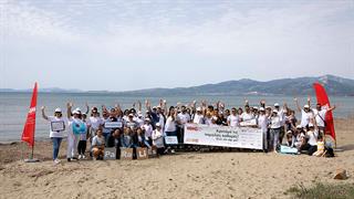 Την παραλία του Σχινιά καθάρισαν εργαζόμενοι του ομίλου Hellenic Healthcare