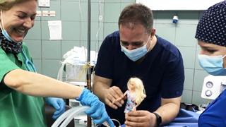 Λάρισα: Γιατρός καθησυχάζει με τη...Barbie ένα κοριτσάκι πριν την εγχείρηση