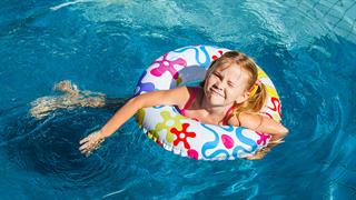 Πώς να μην κινδυνεύσει το παιδί στη θάλασσα: 4 χρήσιμα tips από μια δασκάλα κολύμβησης 