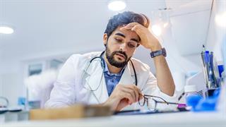 Βρετανία: 1 στους 10 υγειονομικούς του NHS είχε αυτοκτονικές σκέψεις στην πανδημία  [μελέτη]