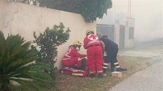 Οι εθελοντές του Ελληνικού Ερυθρού Σταυρού στην πρώτη γραμμή της μάχης με τις φλόγες στον Κουβαρά Αττικής 