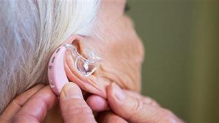 Τα ακουστικά βαρηκοΐας μειώνουν τα γνωστικά προβλήματα σε ηλικιωμένους με υψηλότερο κίνδυνο άνοιας