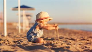 Γιατί τα παιδιά κινδυνεύουν περισσότερο από τη ζέστη - Πώς αφυδατώνονται στη θάλασσα
