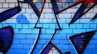 ΕΟΠΥΥ: 930 ευρώ για να σβήσει γκράφιτι σε τοίχο κτιρίου του στην Αθήνα