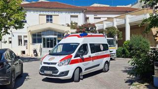 Tο ασθενοφόρο και οι διασώστες του ΙΣΑ συμμετέχουν στη μεταφορά ασθενών στις περιοχές που επλήγησαν από τη Θεομηνία