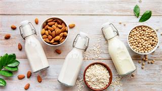 Αγελαδινό και φυτικό γάλα: Ποιο είναι πιο υγιεινό