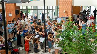 Η ορχήστρα Ricciotti Ensemple «μάγεψε» ασθενείς και προσωπικό στο Γ.Ν. Παπαγεωργίου