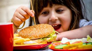 Fast food: Πώς επηρεάζει την υγεία των παιδιών