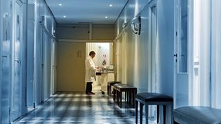 Πώς η Ελλάδα, με τους περισσότερους γιατρούς στον κόσμο, αφήνει ακάλυπτα τα νοσοκομεία [πίνακες]