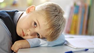 Το άγχος στην παιδική ηλικία επηρεάζει τον εγκέφαλο περισσότερο από τραυματισμό στο κεφάλι