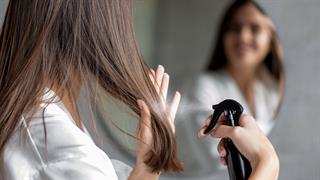 Ανησυχία ερευνητών για τις χημικές ουσίες προϊόντων περιποίησης μαλλιών που εκλύονται στον αέρα [μελέτη]