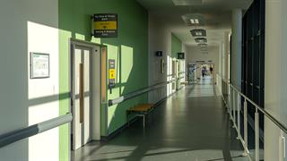 Βρετανία: Επιτροπή έρευνας στηλιτεύει δύο νοσοκομεία για τη δράση νεκρόφιλου βιαστή και δολοφόνου 