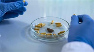 Απάτη σε ένα μπουκάλι: Ποιες φαρμακοβιομηχανίες τα βάζουν με απατεώνες που παραποιούν φάρμακα