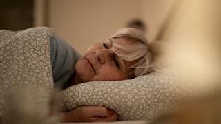 Ακανόνιστο πρόγραμμα ύπνου συνδέεται με αυξημένο κίνδυνο εμφάνισης άνοιας [μελέτη]