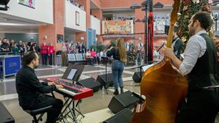 Οι Speakeasies Swing Band έφεραν τη μαγεία της τζαζ στο Νοσοκομείο Παπαγεωργίου