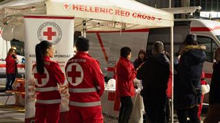 Ο ΕΕΣ διένειμε πρωτοχρονιάτικα ''γεύματα αγάπης'' στους άστεγους  στο λιμάνι του Πειραιά