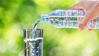 Εντοπίστηκαν 240.000 πλαστικά σωματίδια σε ένα λίτρο εμφιαλωμένου νερού!