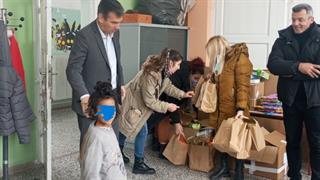 Προσφορά δώρων από την Ελληνική Καρδιολογική Εταιρεία σε Δημοτικό Σχολείο της Θήβας