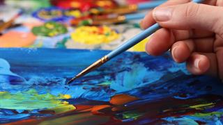 Η θεραπεία μέσω της τέχνης βοηθά στην αντιμετώπιση της εμμηνόπαυσης [μελέτη]