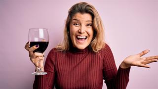Μπορεί η λύση στην κατάχρηση αλκοόλ να είναι η κατάργηση των μεγάλων ποτηριών κρασιού;